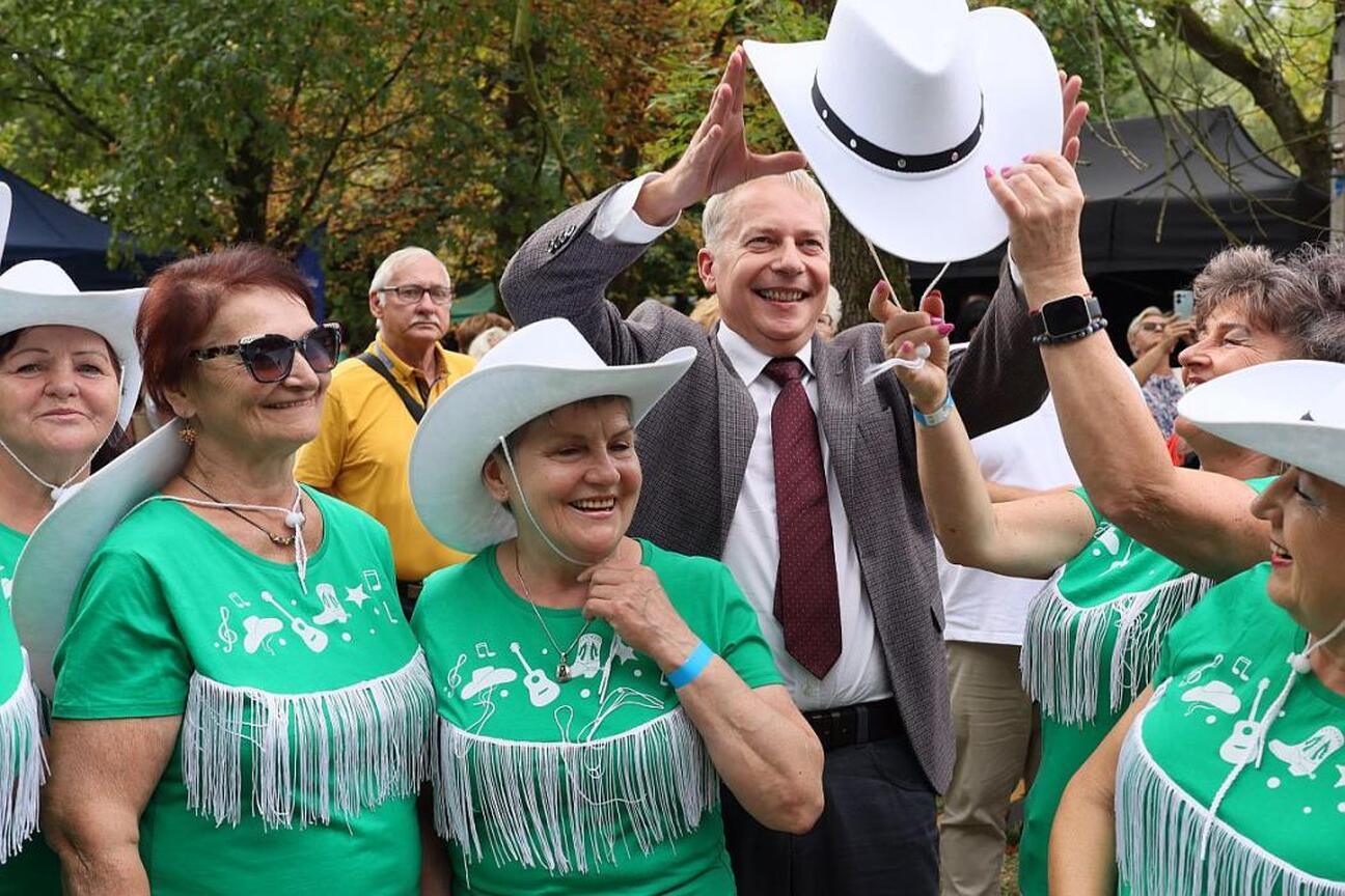Na Silver Silesia trade fair seniorzy otrzymują posiłki od wolontariuszy. (wygenerowano przez AI)