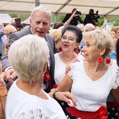 Na Silver Silesia trade fair spotkaliśmy grupę seniorów, którzy rozmawiają i cieszą się z wydarzenia. (wygenerowano przez AI)