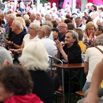 Ludzie cieszą się na Targach Silver Silesia, gdzie promowane są aktywność i zdrowy tryb życia dla seniorów. (wygenerowano przez AI)