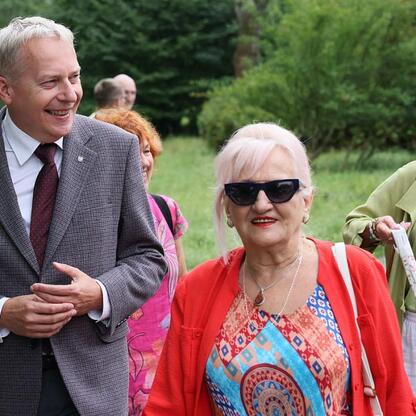 Wojciech Saługa, Marszałek Województwa Śląskiego, uczestniczy w Targach Silver Silesia, promując aktywny styl życia dla seniorów. (wygenerowano przez AI)