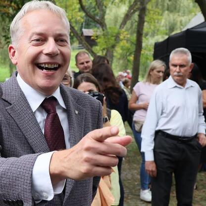 Marszałek Wojciech Saługa wita uczestników Targów Silver Silesia. (wygenerowano przez AI)