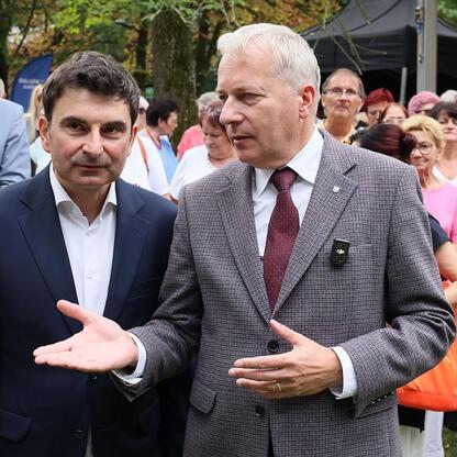 Wojciech Saługa i Rafał Adamczyk na Targach Silver Silesia, promując aktywny styl życia dla seniorów. (wygenerowano przez AI)