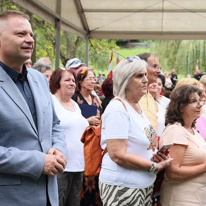 Rafał Adamczyk, Członek Zarządu Województwa Śląskiego, uczestniczy w Targach Silver Silesia. (wygenerowano przez AI)