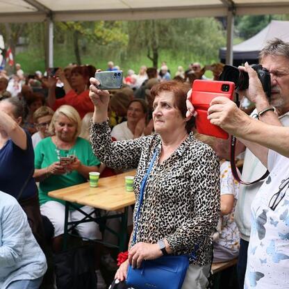 Silver Silesia trade fair, gdzie seniorzy uczestniczą w aktywnym stylu życia, fotografują i rozmawiają. (wygenerowano przez AI)