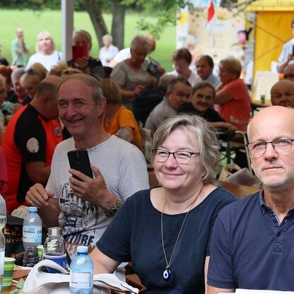 Zdjęcie przedstawia uczestników Targów Silver Silesia, które promują aktywny styl życia dla seniorów. (wygenerowano przez AI)