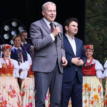 Wojciech Saługa, Marszałek Województwa Śląskiego, przemawia na Silver Silesia trade fair. (wygenerowano przez AI)