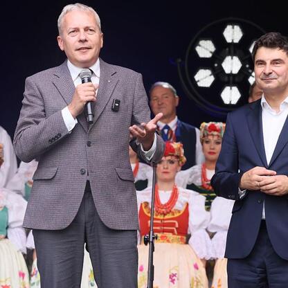 Wojciech Saługa, Marszałek Województwa Śląskiego, prowadzi dyskusję na Silver Silesia trade fair. (wygenerowano przez AI)