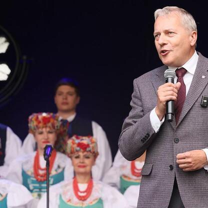 Marszałek Wojciech Saługa przemawia na Silver Silesia, festiwalu zdrowego stylu życia dla seniorów. (wygenerowano przez AI)