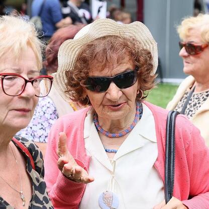 Grupa kobiet rozmawiających na Silver Silesia, festiwalu aktywnego stylu życia dla seniorów. (wygenerowano przez AI)