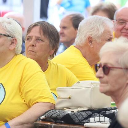 Seniorzy uczestniczą w Silver Silesia, festiwalu promującym aktywny styl życia dla seniorów. (wygenerowano przez AI)
