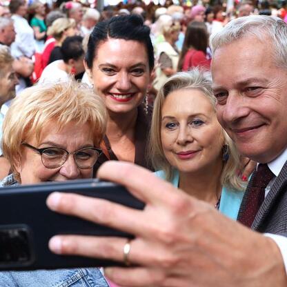 Na Silver Silesia trade fair grupa ludzi robi selfie, promując aktywny styl życia dla seniorów. (wygenerowano przez AI)