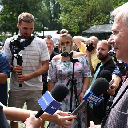 Wojciech Saługa, Marszałek Województwa Śląskiego, podczas wywiadu na Targach Silver Silesia. (wygenerowano przez AI)
