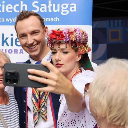 Silver Silesia trade fair, Chorzów, aktywność seniorów, folkowe stroje, interakcje, promocja zdrowego stylu życia. (wygenerowano przez AI)