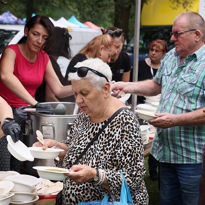 Na Silver Silesia trade fair seniorzy otrzymują posiłki od wolontariuszy. (wygenerowano przez AI)