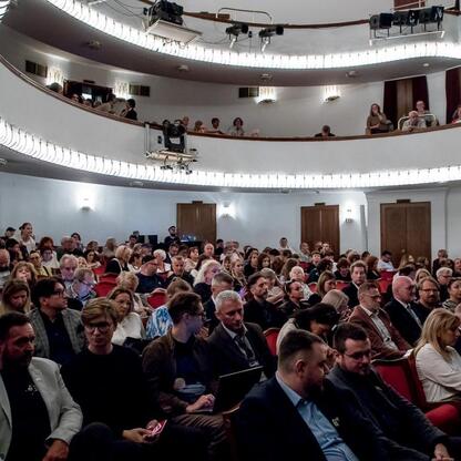 W Teatrze Śląskim dyskusja o strategii promocji Śląska. Uczestnicy: kultura, nauka, samorząd, biznes. Atmosfera formalna i zrzeszająca. (wygenerowano przez AI)