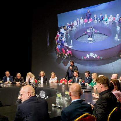 Teatr Śląski, spotkanie o strategii promocji Śląska, uczestnicy z różnych sektorów. (wygenerowano przez AI)
