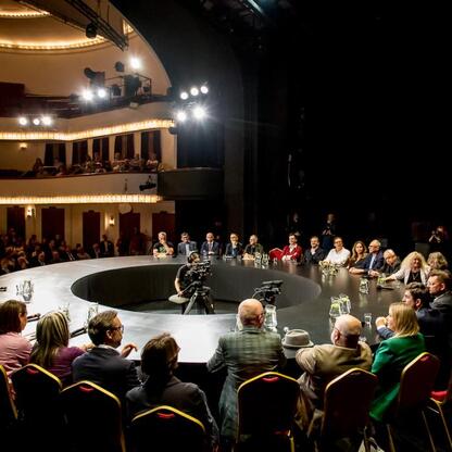 Teatr Śląski, pierwsza edycja Śląskiego Stołu, dyskusja o rozwoju regionu. (wygenerowano przez AI)