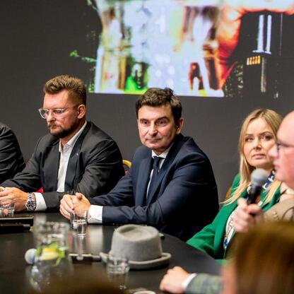 Teatr Śląski, pierwsza edycja Śląskiego Stołu, debata o przyszłości regionu. (wygenerowano przez AI)