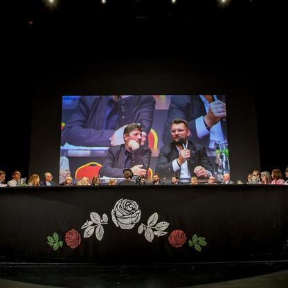 Formalne spotkanie w Teatrze Śląskim, gdzie przedstawiciele różnych sektorów omawiają strategie promocji Śląska. (wygenerowano przez AI)