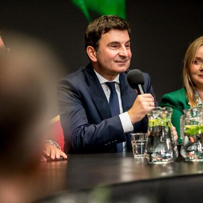 Panel dyskusyjny podczas Śląskiego Stołu w Teatrze Śląskim, gdzie przedstawiciele różnych sektorów omawiają strategie promocji Śląska. (wygenerowano przez AI)