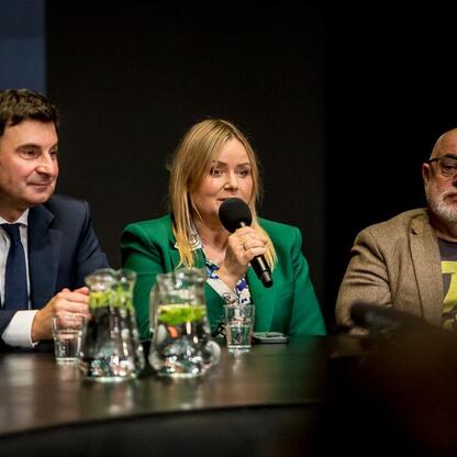 Panel dyskusyjny na Śląskim Stołu w Teatrze Śląskim, gdzie przedstawiciele różnych środowisk omawiają strategie promocji Śląska. (wygenerowano przez AI)