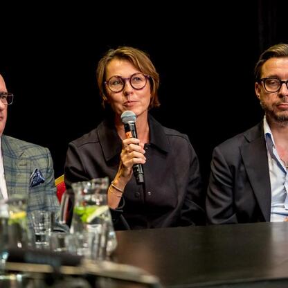 Panel dyskusyjny w Teatrze Śląskim, uczestnicy omawiają strategie promocji Śląska. (wygenerowano przez AI)