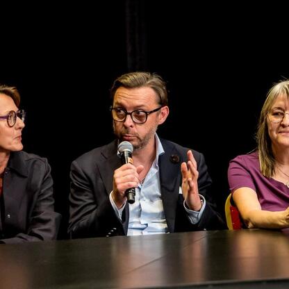 Panel dyskusyjny na Śląskim Stole, Teatr Śląski, 2023. (wygenerowano przez AI)