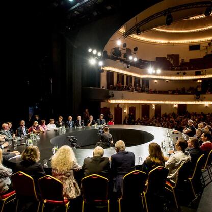 Teatr Śląski, spotkanie o strategii promocji Śląska, panel dyskusyjny, kultura, nauka, samorząd, biznes, społeczeństwo. (wygenerowano przez AI)
