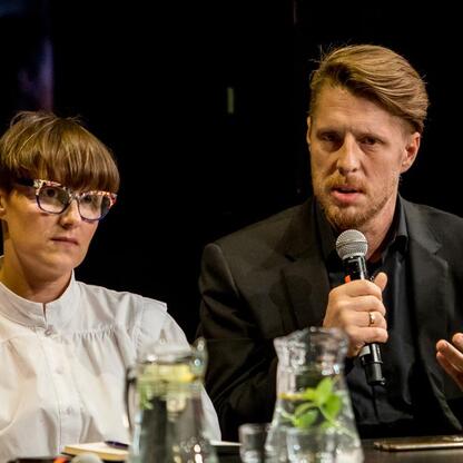 Panel dyskusyjny na Śląskim Stole, Teatr Śląski, 2023. (wygenerowano przez AI)