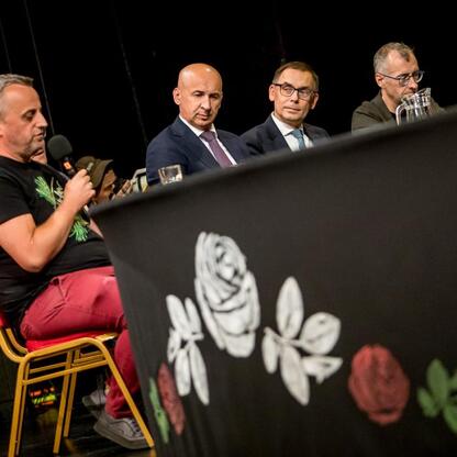 Panel dyskusyjny na Śląskim Stoł, Teatr Śląski, łączenie sił dla promocji regionu. (wygenerowano przez AI)