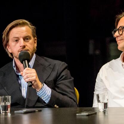 Podczas panelu dyskusyjnego na Śląskim Stole w Teatrze Śląskim uczestnicy omawiają strategie rozwoju i promocji regionu. (wygenerowano przez AI)