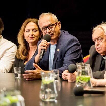 Panel dyskusyjny na Śląskim Stole w Teatrze Śląskim, gdzie przedstawiciele różnych sektorów omawiają strategie promocji regionu. (wygenerowano przez AI)