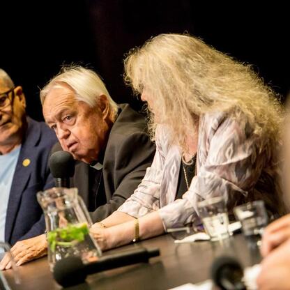 Panel dyskusyjny na Śląskim Stołu w Teatrze Śląskim, gdzie przedstawiciele różnych sektorów dyskutują o rozwoju Śląska. (wygenerowano przez AI)