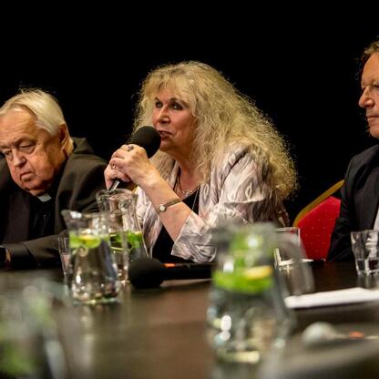 Panel dyskusyjny na Śląskim Stole w Teatrze Śląskim, gdzie przedstawiciele kultury, nauki, samorządu i biznesu omawiają strategie promocji regionu. (wygenerowano przez AI)