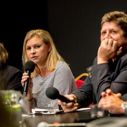 Panel dyskusyjny w Teatrze Śląskim, gdzie przedstawiciele różnych środowisk omawiają strategie promocji Śląska. (wygenerowano przez AI)