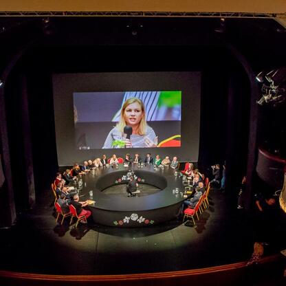 Teatr Śląski, panel dyskusyjny o promocji Śląska, uczestnicy: rektor Uniwersytetu Śląskiego, prezydent Katowic, wojewoda śląski. (wygenerowano przez AI)