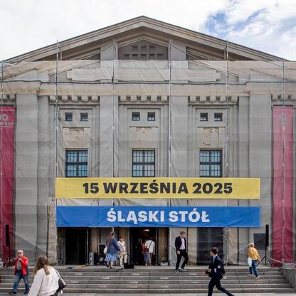 Przed Teatrem Śląskim w Katowicach sztandary z napisem 