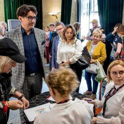 Grupa ludzi w Teatrze Śląskim dyskutuje o strategii promocji Śląska. (wygenerowano przez AI)