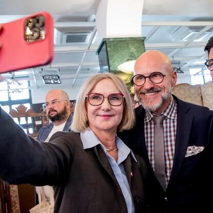 Śląski Stół: Grupa osób w biznesowym stroju robi selfie w Teatrze Śląskim. (wygenerowano przez AI)