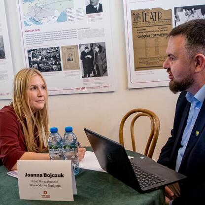 Joanna Bojczuk i nieznany gość w rozmowie na Śląskim Stołu w Teatrze Śląskim. (wygenerowano przez AI)