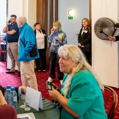 Śląski Stół: dyskusja o rozwoju regionu Silesia. (wygenerowano przez AI)