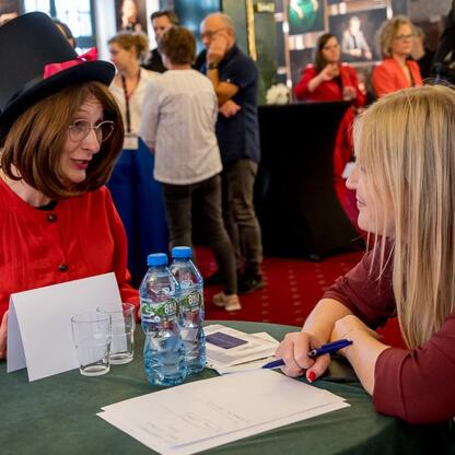 Widoczna jest scena dyskusji na Śląskim Stole w Teatrze Śląskim, gdzie goście i uczestnicy omawiają strategie promocji regionu. (wygenerowano przez AI)