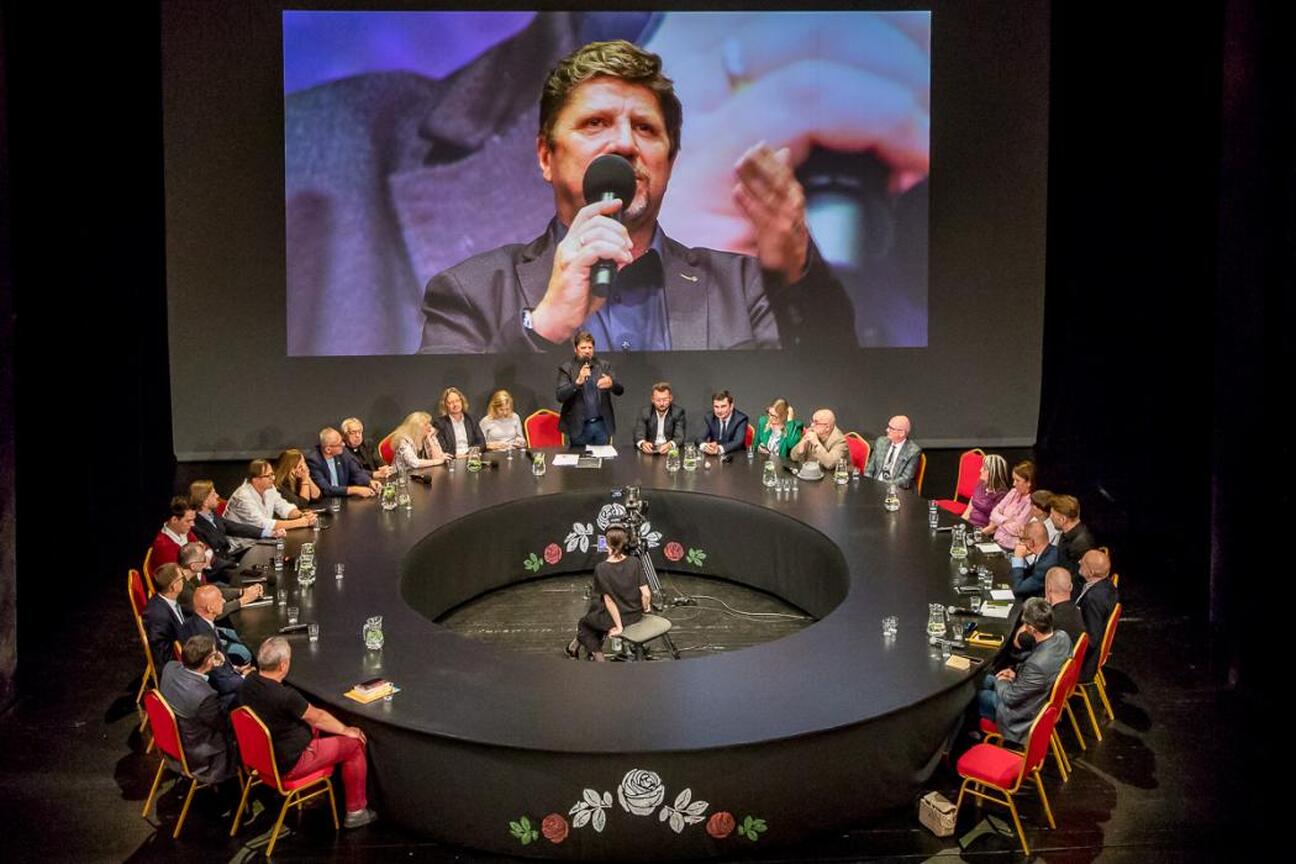 Panel dyskusyjny na Śląskim Stole w Teatrze Śląskim, gdzie przedstawiciele różnych środowisk dyskutują o przyszłości Śląska. (wygenerowano przez AI)