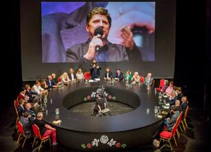 Panel dyskusyjny na Śląskim Stole w Teatrze Śląskim, gdzie przedstawiciele różnych środowisk dyskutują o przyszłości Śląska. (wygenerowano przez AI)