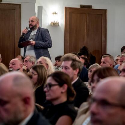 Śląski Stół: debata o rozwoju regionu na Teatrze Śląskim. (wygenerowano przez AI)