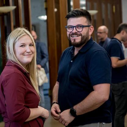 Dwie osoby w rozmowie na Śląskim Stole w Teatrze Śląskim, promującym strategię dla regionu. (wygenerowano przez AI)