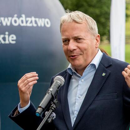 Marszałek Wojciech Saługa przemawia na konferencji prasowej Juromania, organizowanej przez Województwo Śląskie. (wygenerowano przez AI)