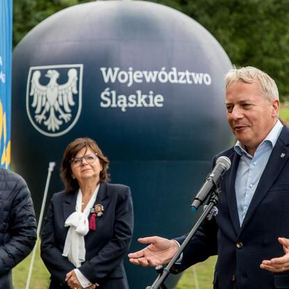 Marszałek Wojciech Saługa przemawia na konferencji prasowej Juromania, promując festiwal jurajski. (wygenerowano przez AI)