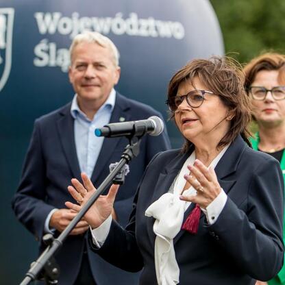 Wojciech Saługa, Marszałek Województwa Śląskiego, przemawia na konferencji prasowej Juromania. (wygenerowano przez AI)