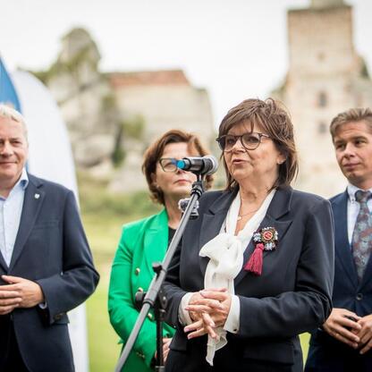 Oficjalni uczestnicy konferencji prasowej Juromania: Marszałek Wojciech Saługa, posłanka Izabela Leszczyna, burmistrz Tomasz Kucharski, Łukasz Pabiś i Anna Nemś. (wygenerowano przez AI)